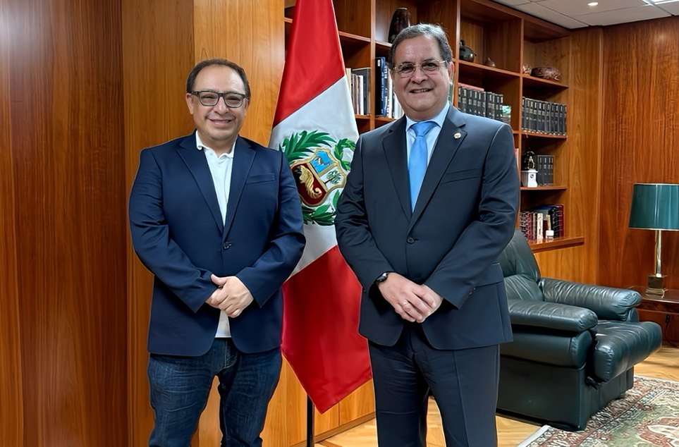 MAGISTRADO DEL TC GUSTAVO GUTIÉRREZ TICSE REALIZÓ VISITA PROTOCOLAR AL EMBAJADOR DE PERÚ EN ESPAÑA